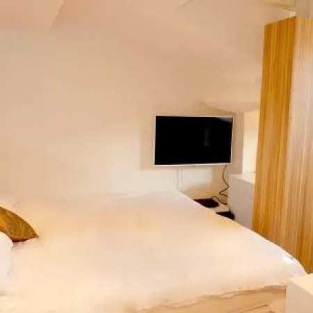 Situated Right On The Rue Antibes Main Shopping Street Easy Walk To Beaches And Palais 1585 Cannes